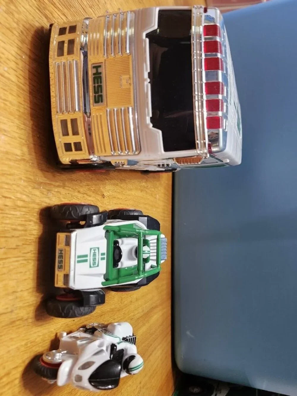 Hess 2018 RV with ATV & Motorbike Motorcycle race car lights sirens Collectible